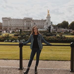 Meet your Posher, Alexia